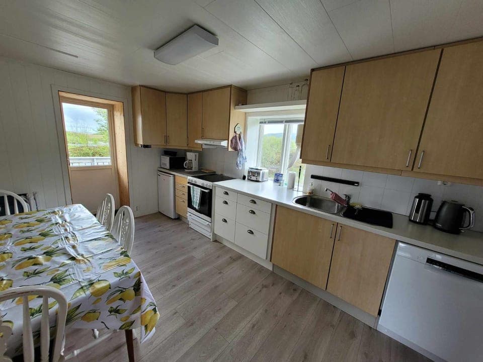 Coffee/tea facilities, Kitchen or kitchenette, dishwasher, oven, stove