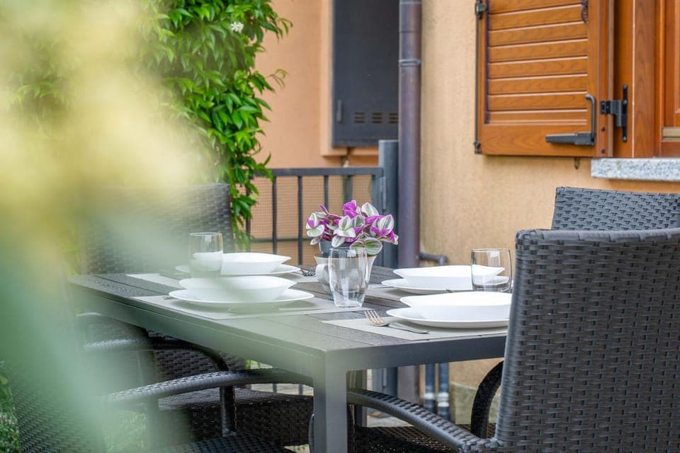 Patio, Day, Dining area