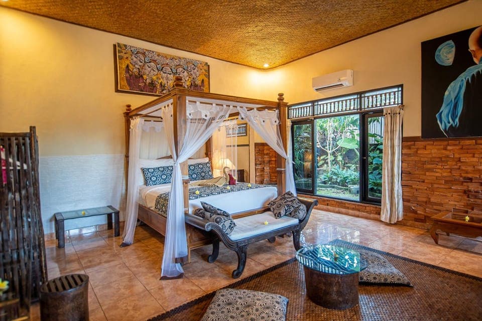 Bed, Living room, Photo of the whole room, Seating area, Bedroom