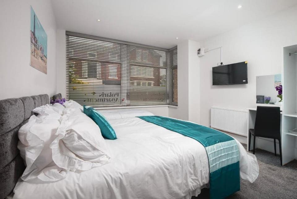 Bed, TV and multimedia, Bedroom