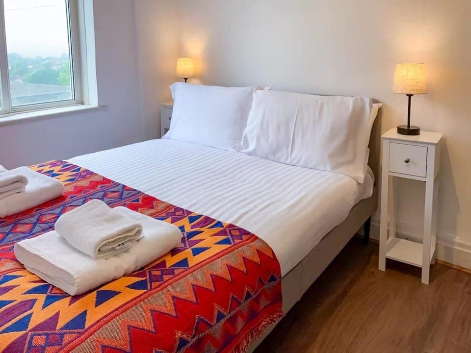 Bed, Bedroom, towels