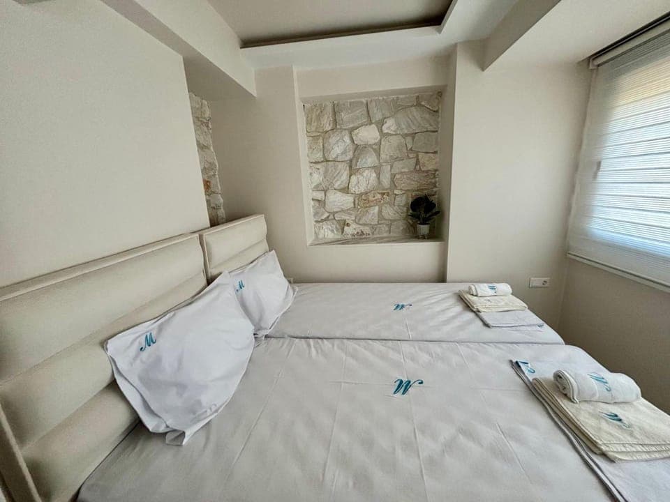 Bed, Bedroom, towels