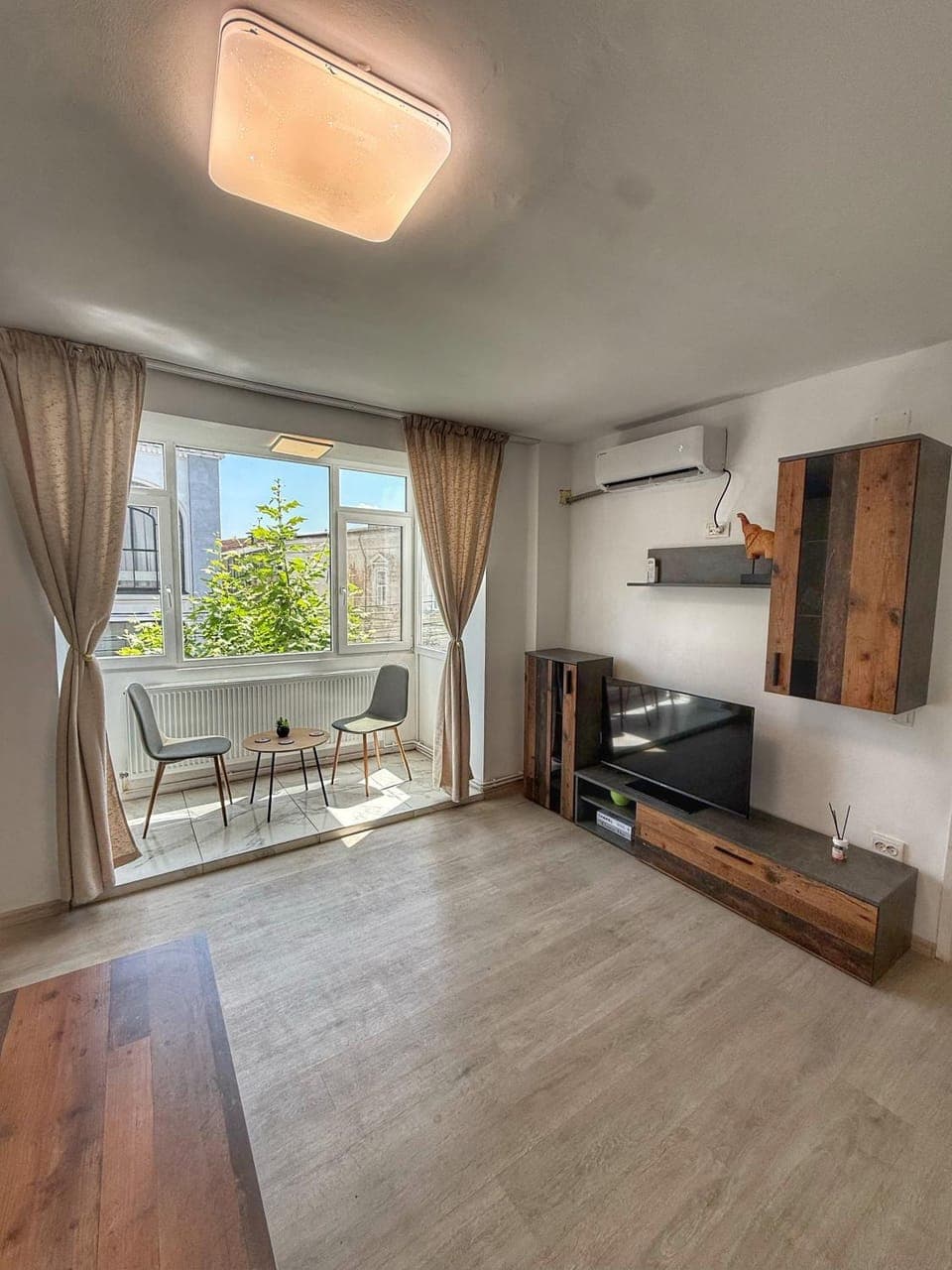 Communal lounge/ TV room, TV and multimedia, Living room, Seating area, Evening entertainment, air conditioner