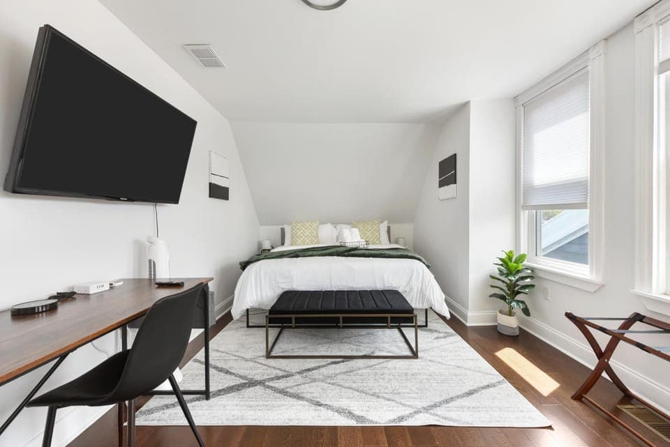 Bed, TV and multimedia, Bedroom