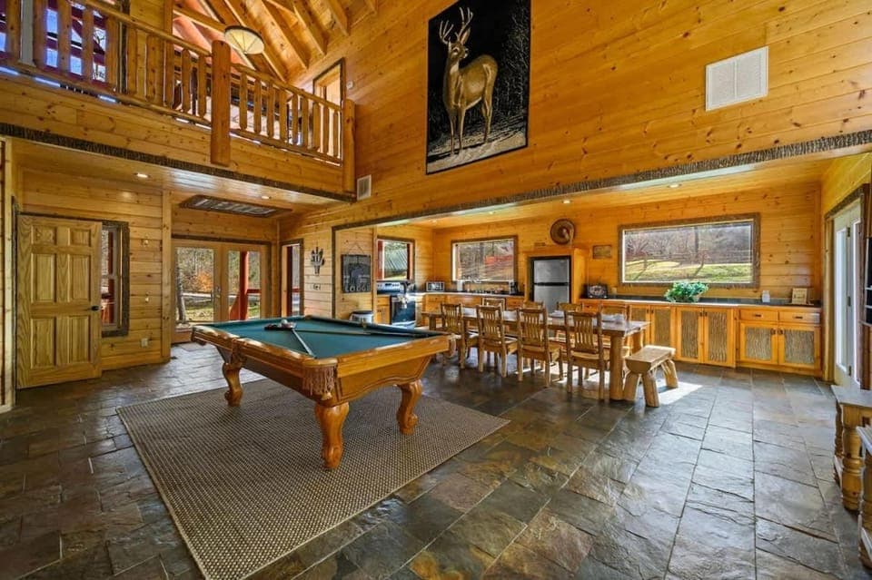 Splashing Treehouse! Private pool-Hot tub! House in Pittman Center