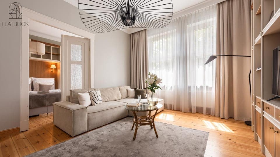 Bed, TV and multimedia, Living room, Photo of the whole room, Seating area, Bedroom