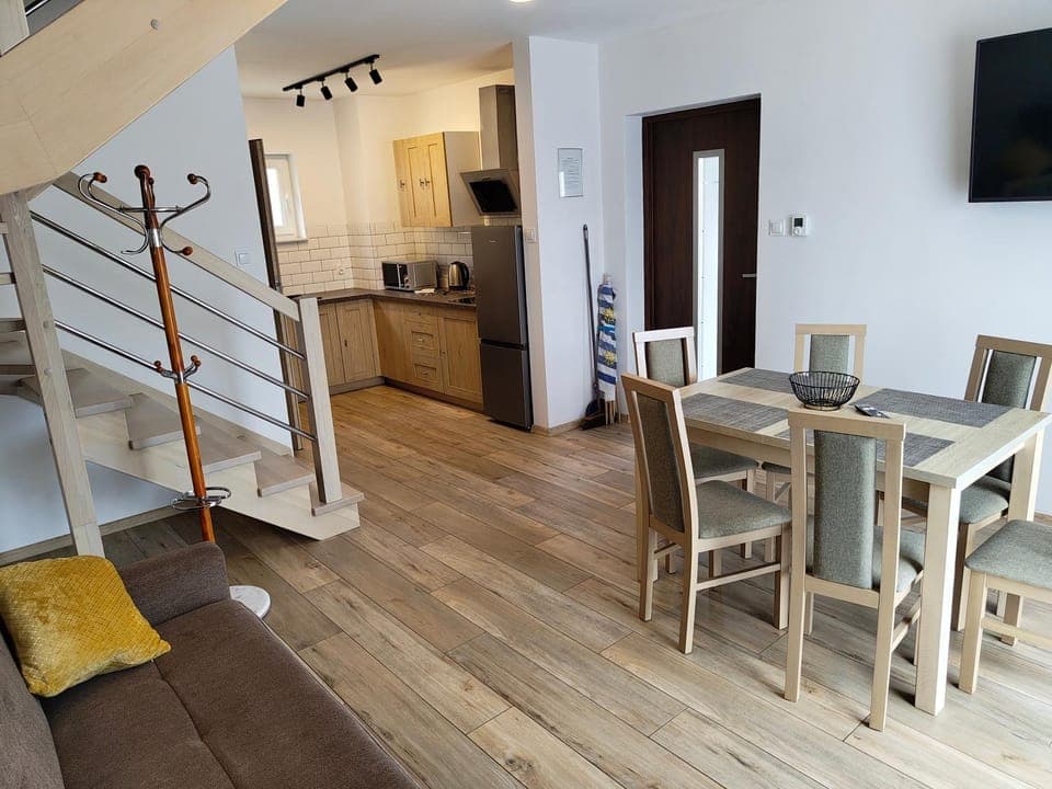 TV and multimedia, Kitchen or kitchenette, Living room, Seating area, Dining area, oven, stove