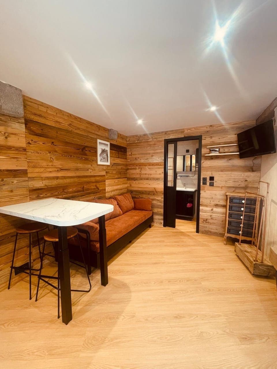 TV and multimedia, Living room, Seating area, Dining area