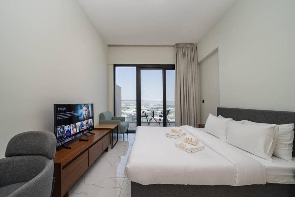 Bed, TV and multimedia, Photo of the whole room, Bedroom