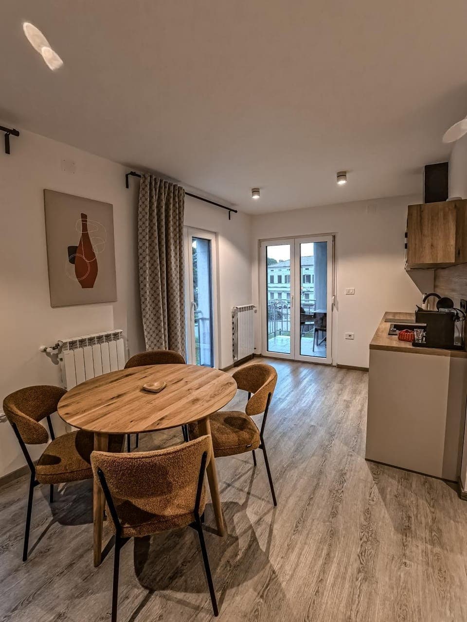 Kitchen or kitchenette, Dining area