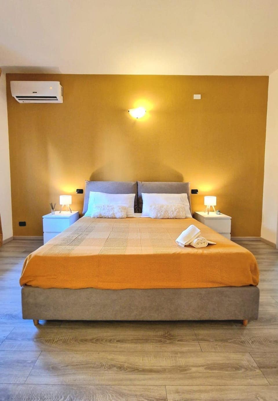 Photo of the whole room, Bedroom, air conditioner