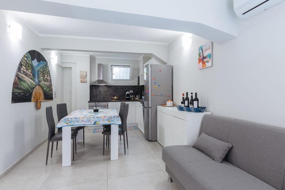 Kitchen or kitchenette, Living room, Seating area, Dining area, air conditioner