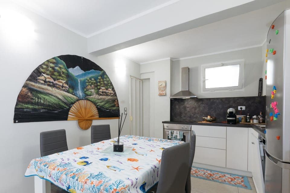 Kitchen or kitchenette, Dining area, stove