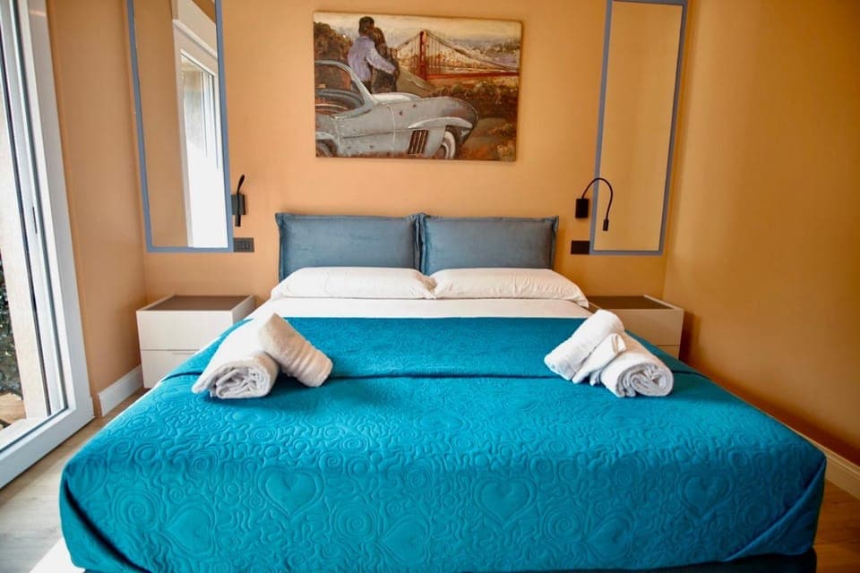 Bed, Photo of the whole room, Bedroom, towels, kitchen