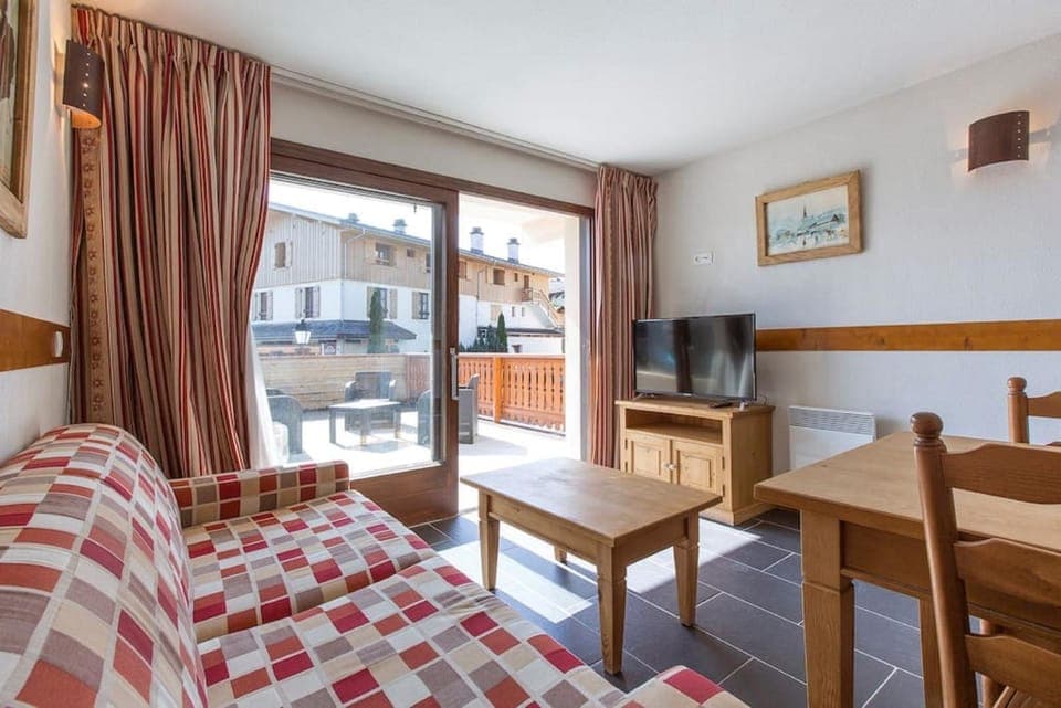 Communal lounge/ TV room, TV and multimedia, Living room, Photo of the whole room, Seating area, Dining area, Bedroom