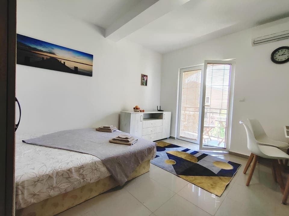 Bed, Living room, Photo of the whole room