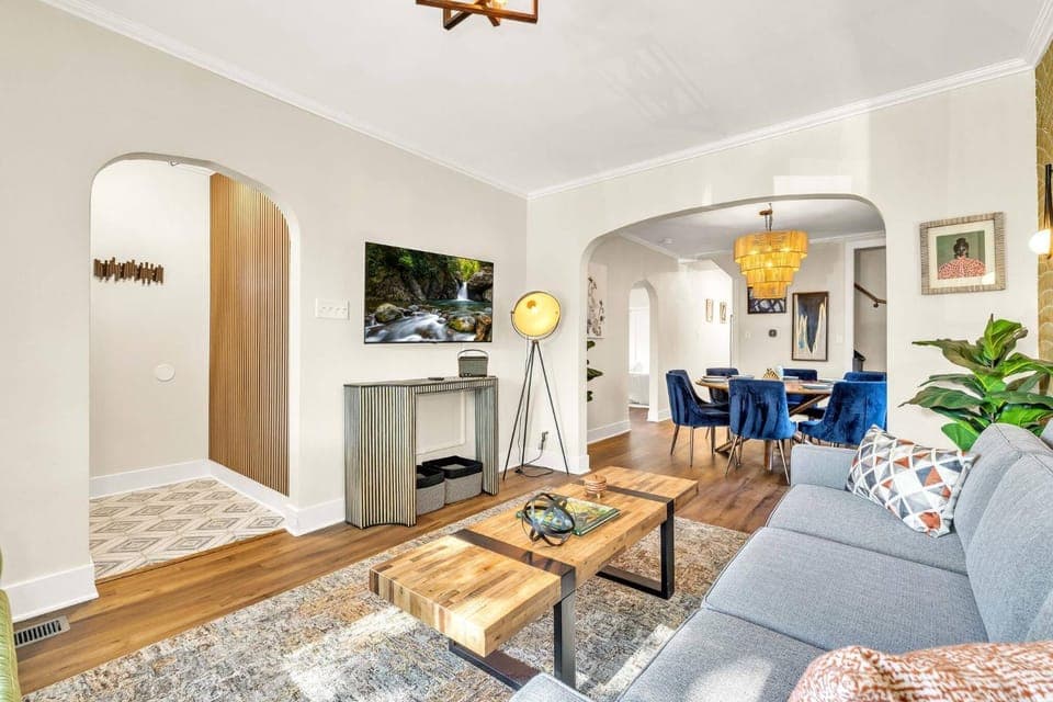 TV and multimedia, View (from property/room), Living room, Decorative detail, Seating area, Dining area