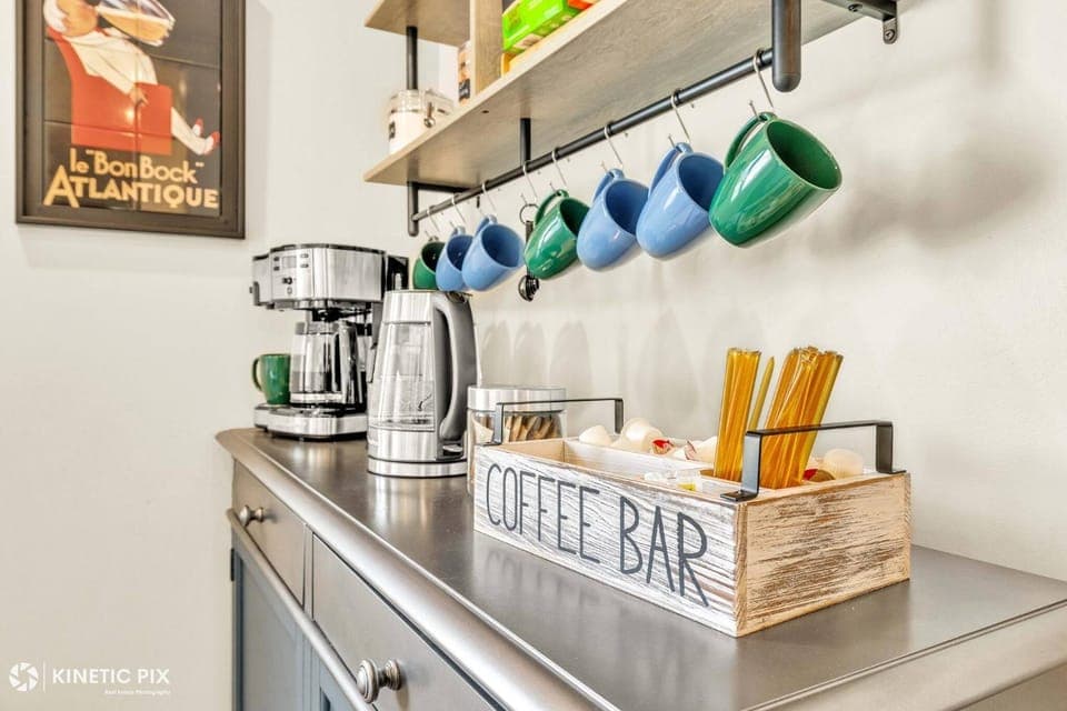 Coffee/tea facilities, Food and drinks, Food