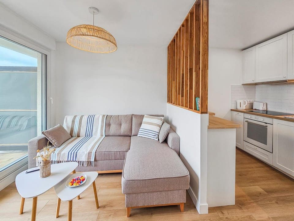 Property building, Day, Coffee/tea facilities, Living room, oven, kitchen