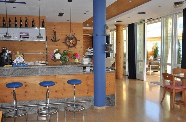 Restaurant/places to eat, Lounge or bar