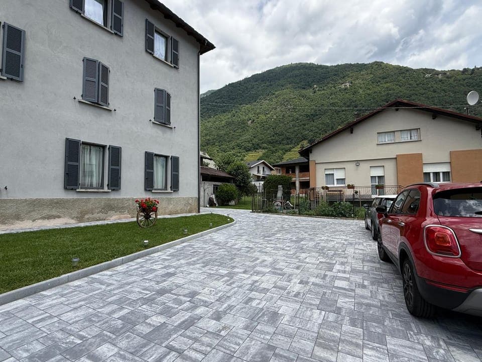 Property building, Mountain view, Location, Parking