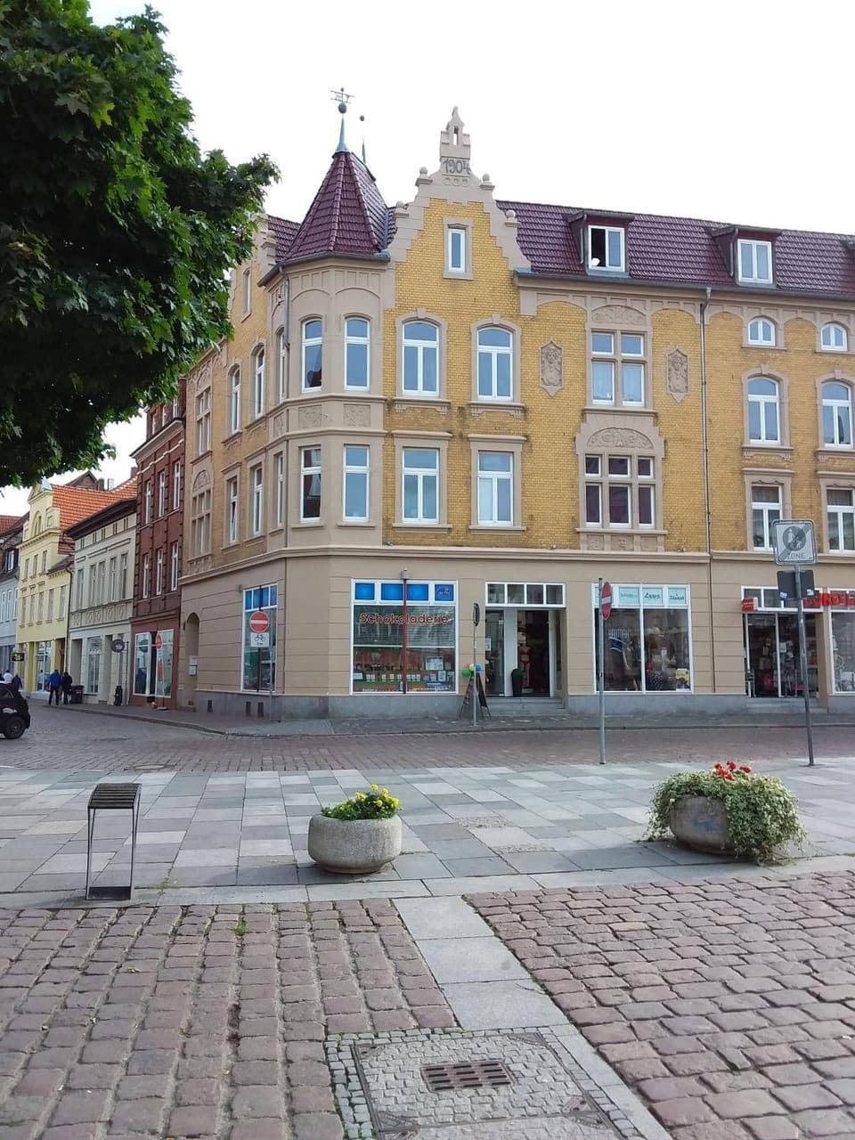 Property building, Location