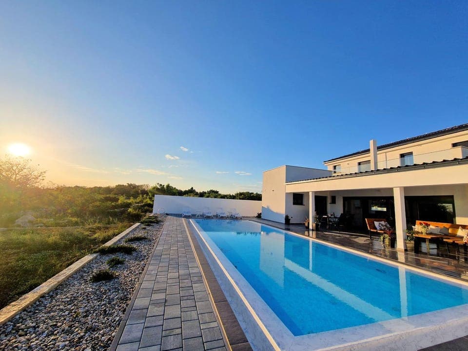 Day, Natural landscape, Pool view, Swimming pool, sunbed