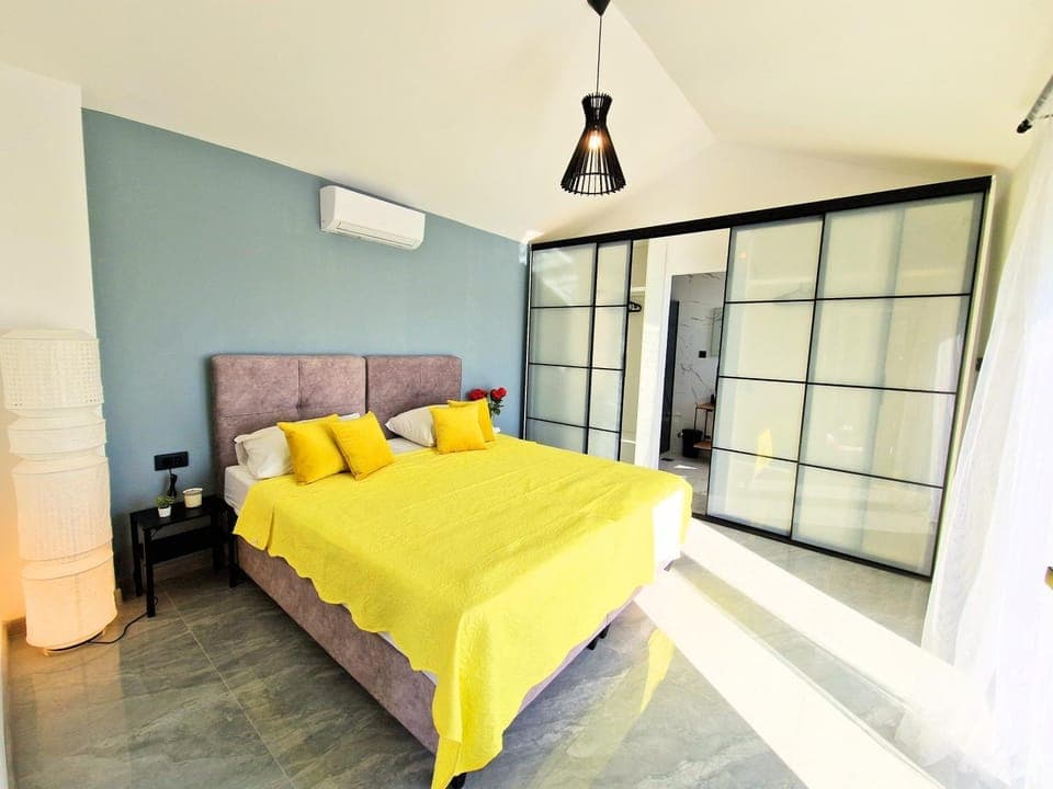 Bed, Photo of the whole room, Bedroom
