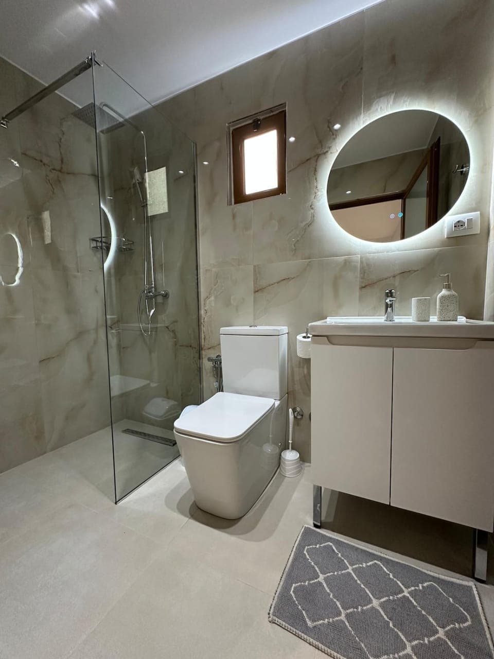 Shower, Toilet, Bathroom, towels