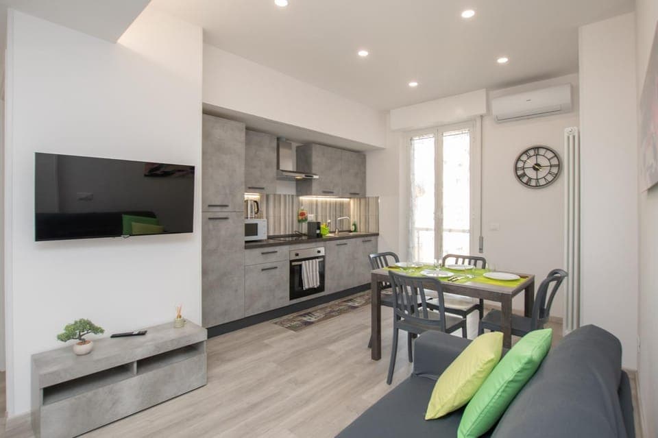 TV and multimedia, Coffee/tea facilities, Kitchen or kitchenette, Living room, Dining area, dishwasher, oven, pet friendly, stove