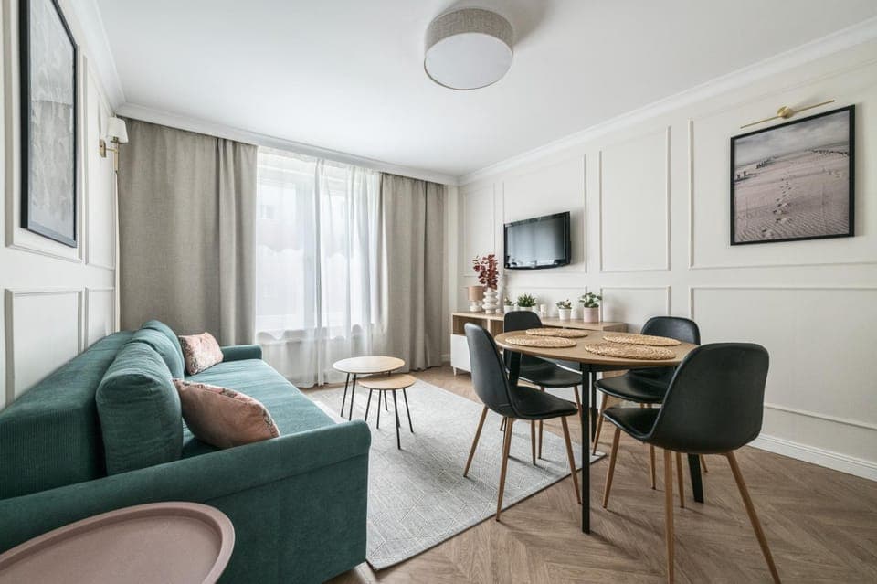 TV and multimedia, Living room, Seating area, Dining area