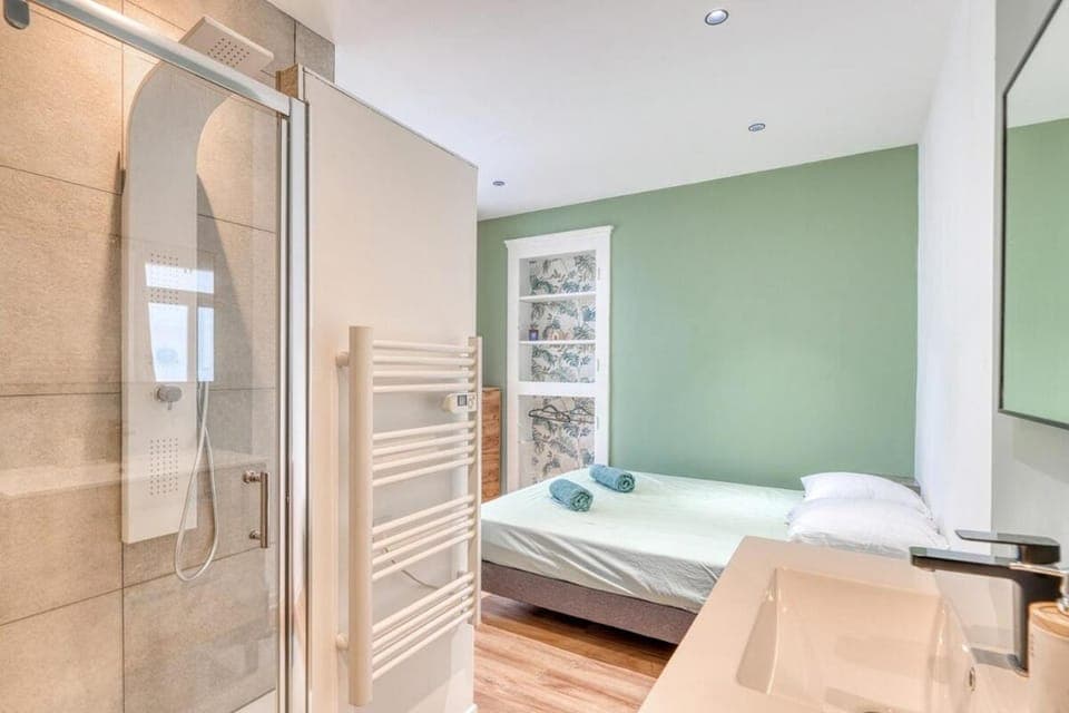 Shower, Bathroom, towels