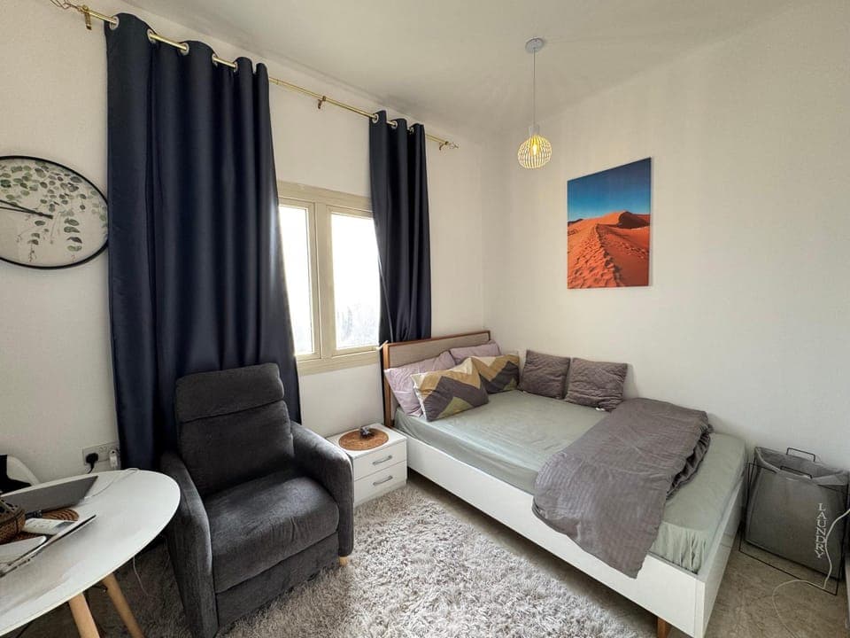 Bed, Photo of the whole room, Seating area, Bedroom