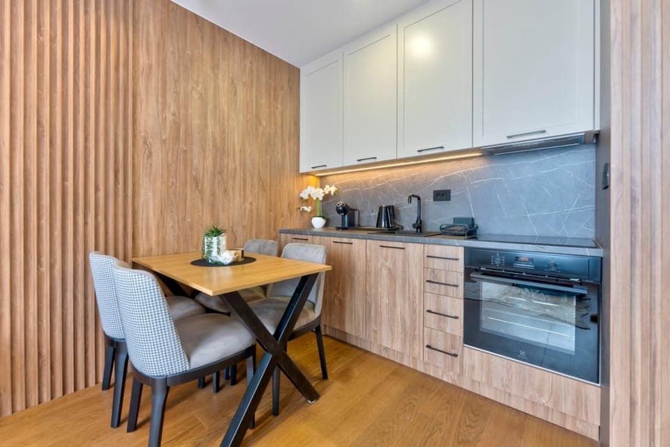 Kitchen or kitchenette, Dining area, oven, stove