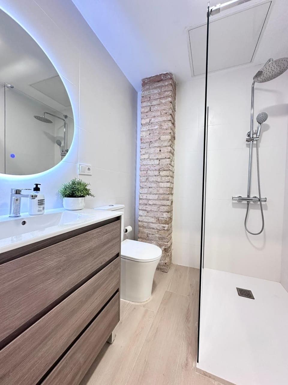 EcoCasa 12PAX perfecta grupos, reforma lujo, junto parada Burjassot metrovalencia, cerca centro Valencia y playa, lavadora, secadora equipamiento total Apartment in Valencia
