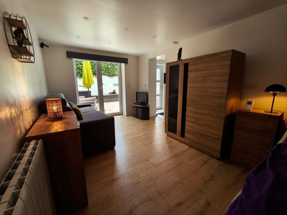 TV and multimedia, Living room, Seating area, wardrobe