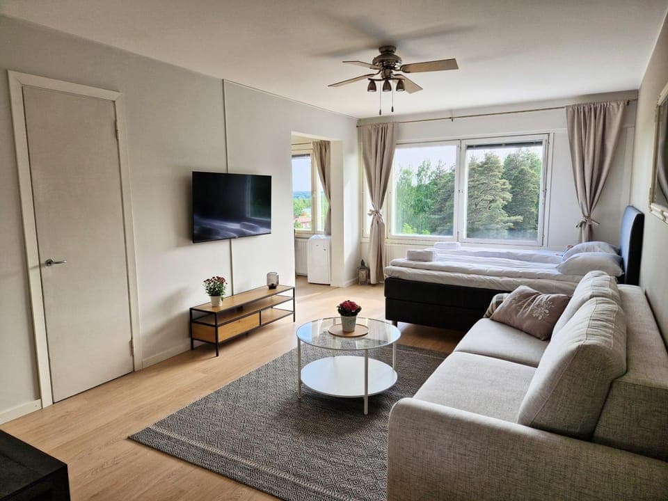 Communal lounge/ TV room, Bed, TV and multimedia, Living room, Photo of the whole room, Seating area, Evening entertainment, Bedroom