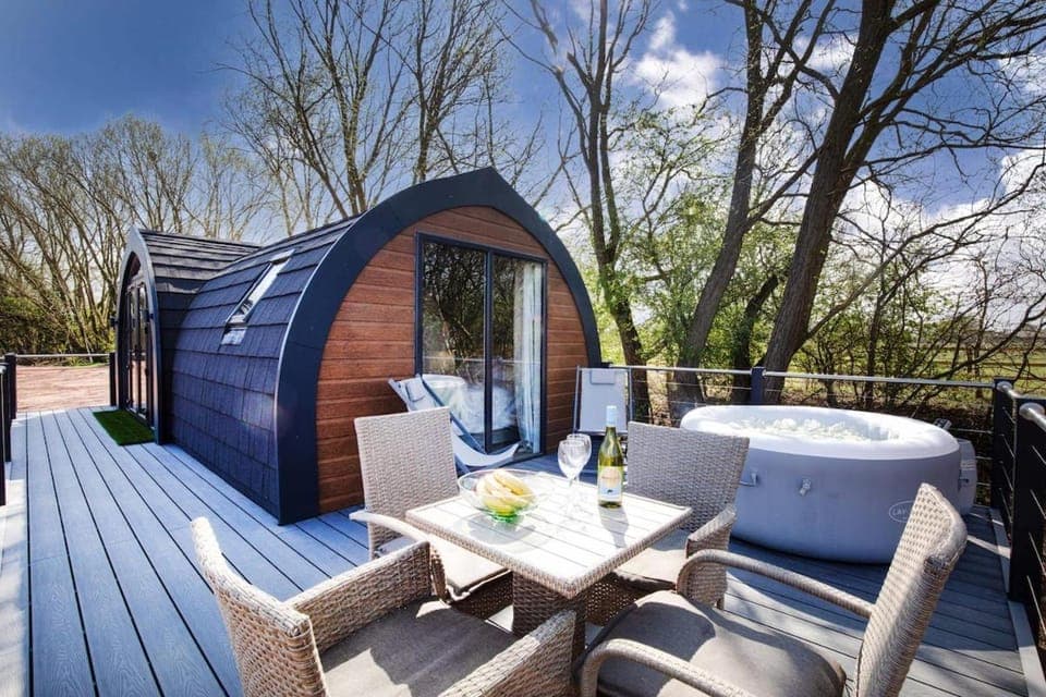 Natural landscape, Hot Tub, Seating area, Garden view