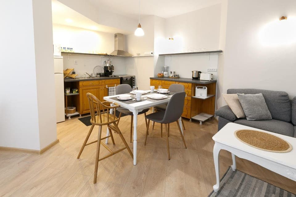 Kitchen or kitchenette, Dining area