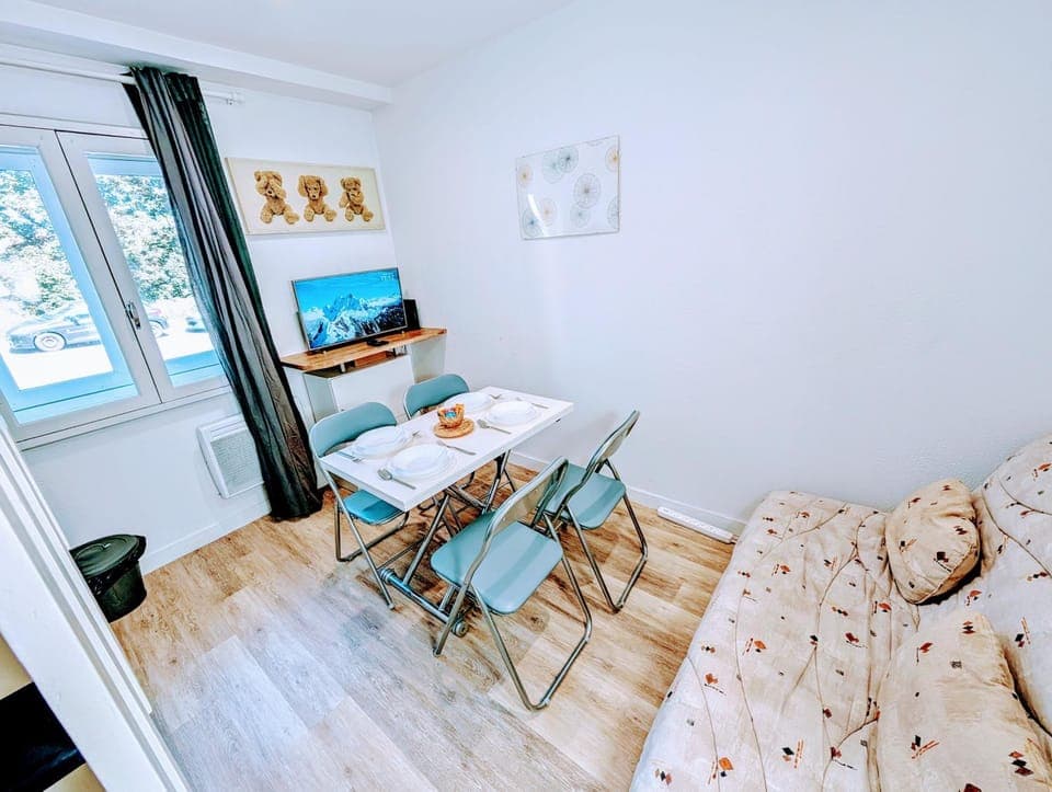 Bed, TV and multimedia, Living room, Photo of the whole room, Seating area, Dining area, Bedroom