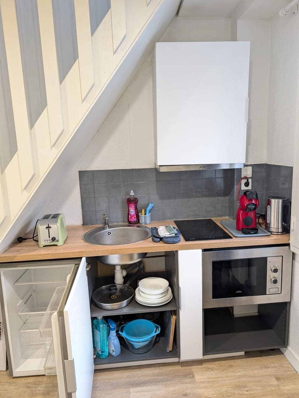 Coffee/tea facilities, Kitchen or kitchenette, stove, toaster