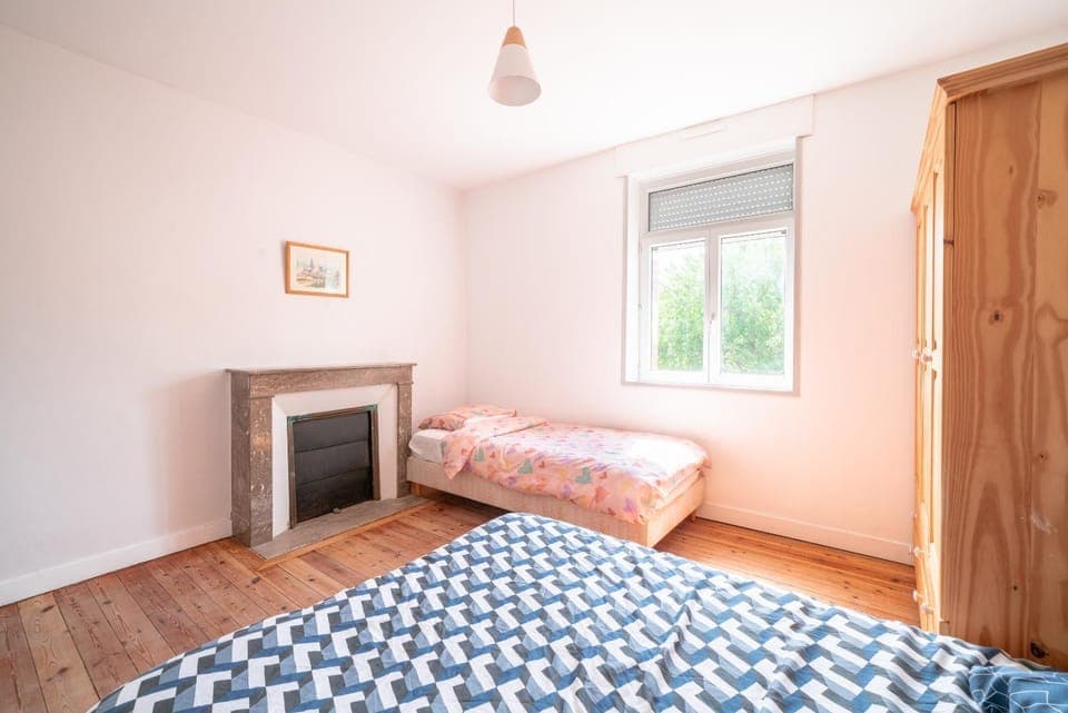 Photo of the whole room, Bedroom