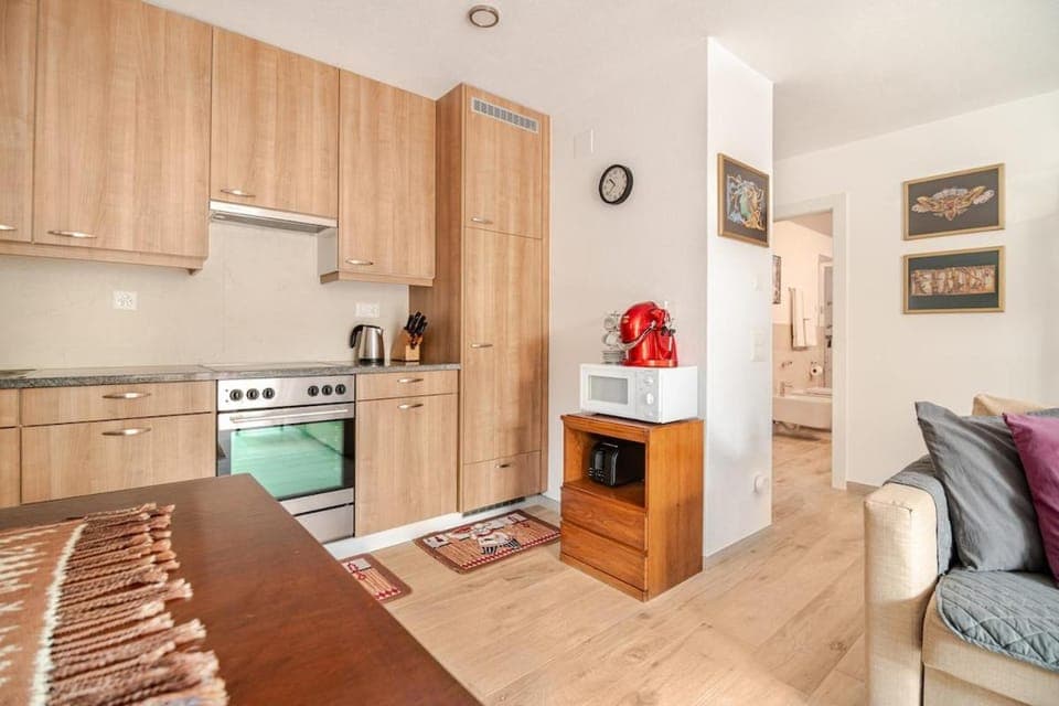 Kitchen or kitchenette, Dining area, dishwasher, oven, stove