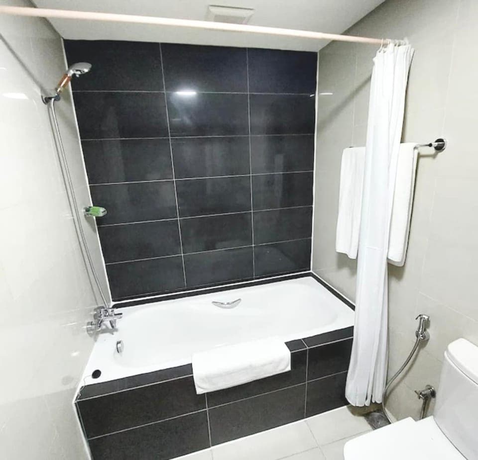 Shower, Toilet, Bathroom, Bath, towels