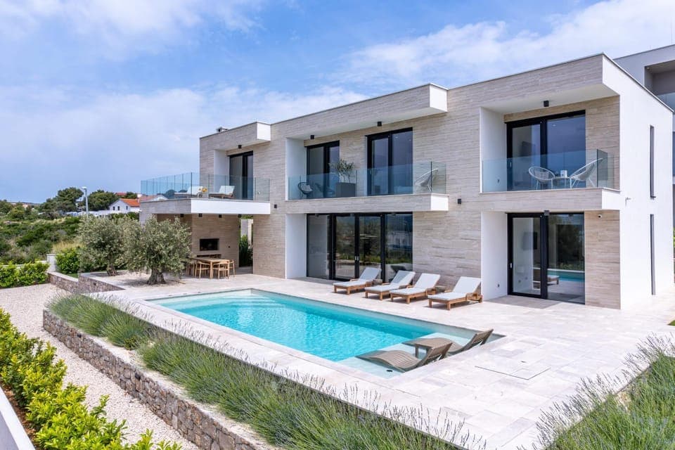 Property building, Facade/entrance, Off site