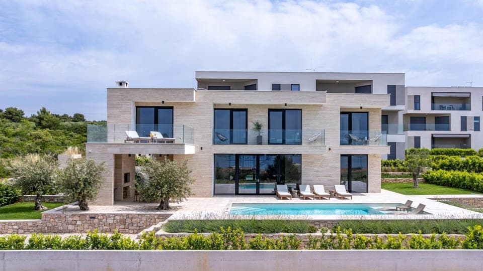 Property building, Facade/entrance, Off site