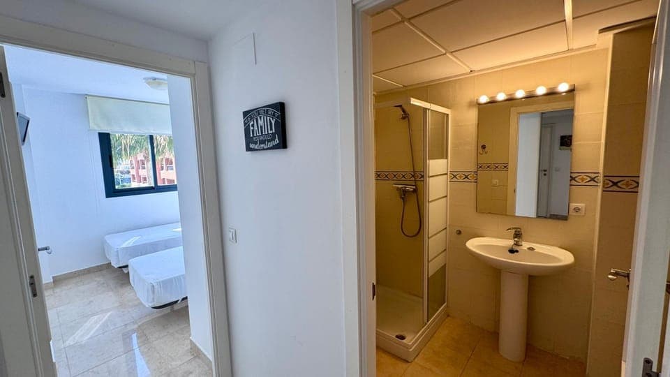 Bathroom, Bedroom, towels