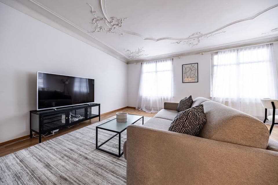 TV and multimedia, View (from property/room), Living room, Decorative detail, Seating area
