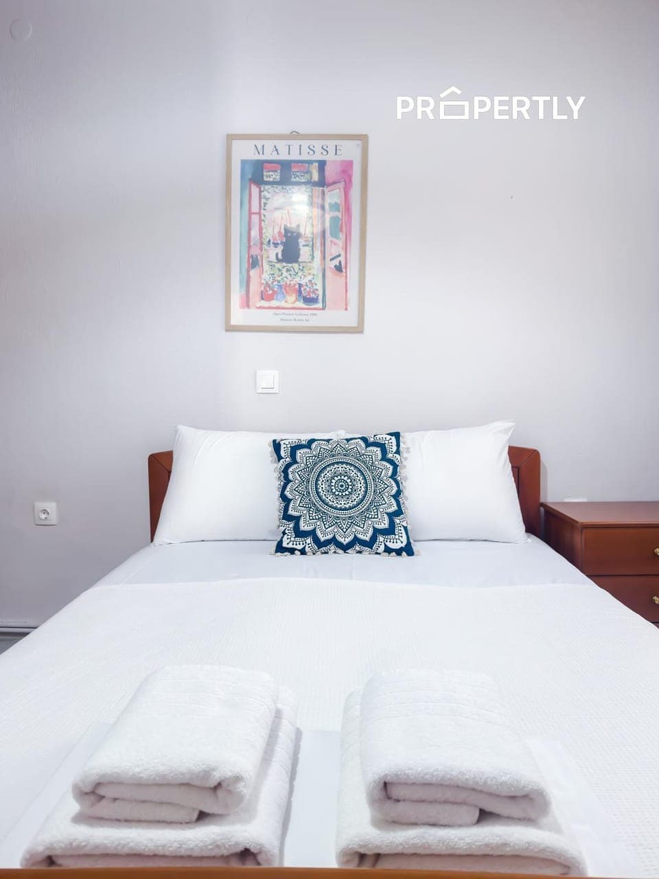 Photo of the whole room, towels