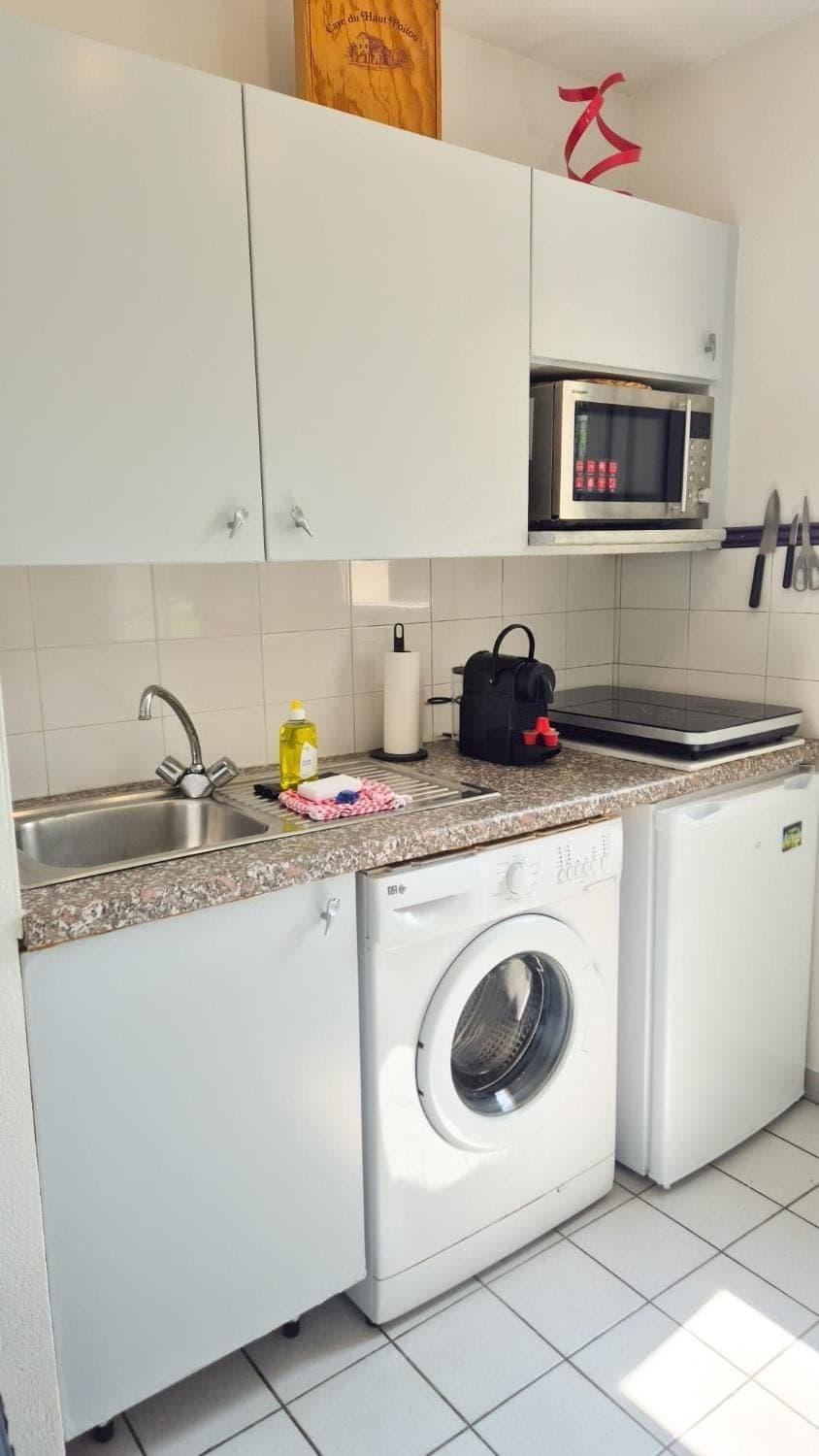 Kitchen or kitchenette, stove, washing machine